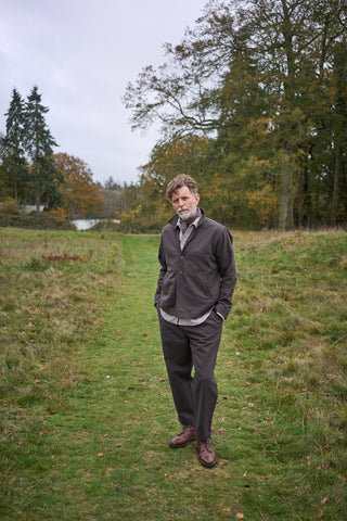 The Neem Chocolate Recycled Twill Men's Suit. Heavy-going durbale suit developed in Italian twill with 60% Recycled Cotton and 40% Organic Cotton. Side slide pockets on the jacket and button fastening on the trousers.